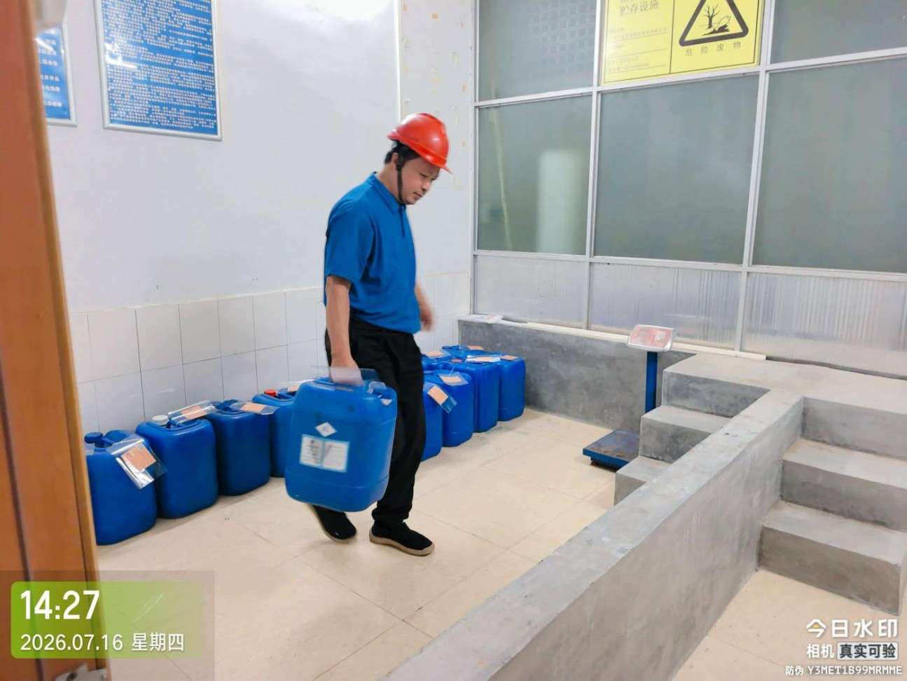 化验废液转移1.jpg 化验废液转移1.jpg